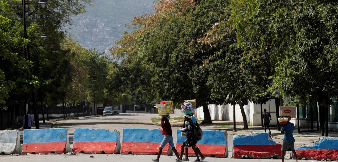Gens transportant de la nourriture
