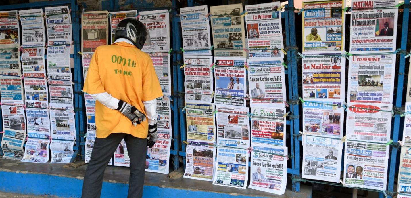 Homme dans un kiosque à journaux