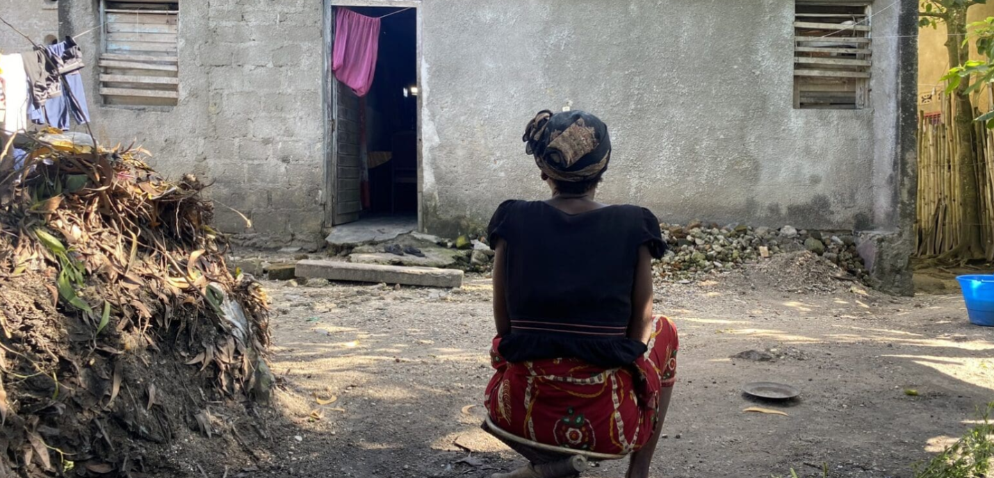 femme devant sa maison