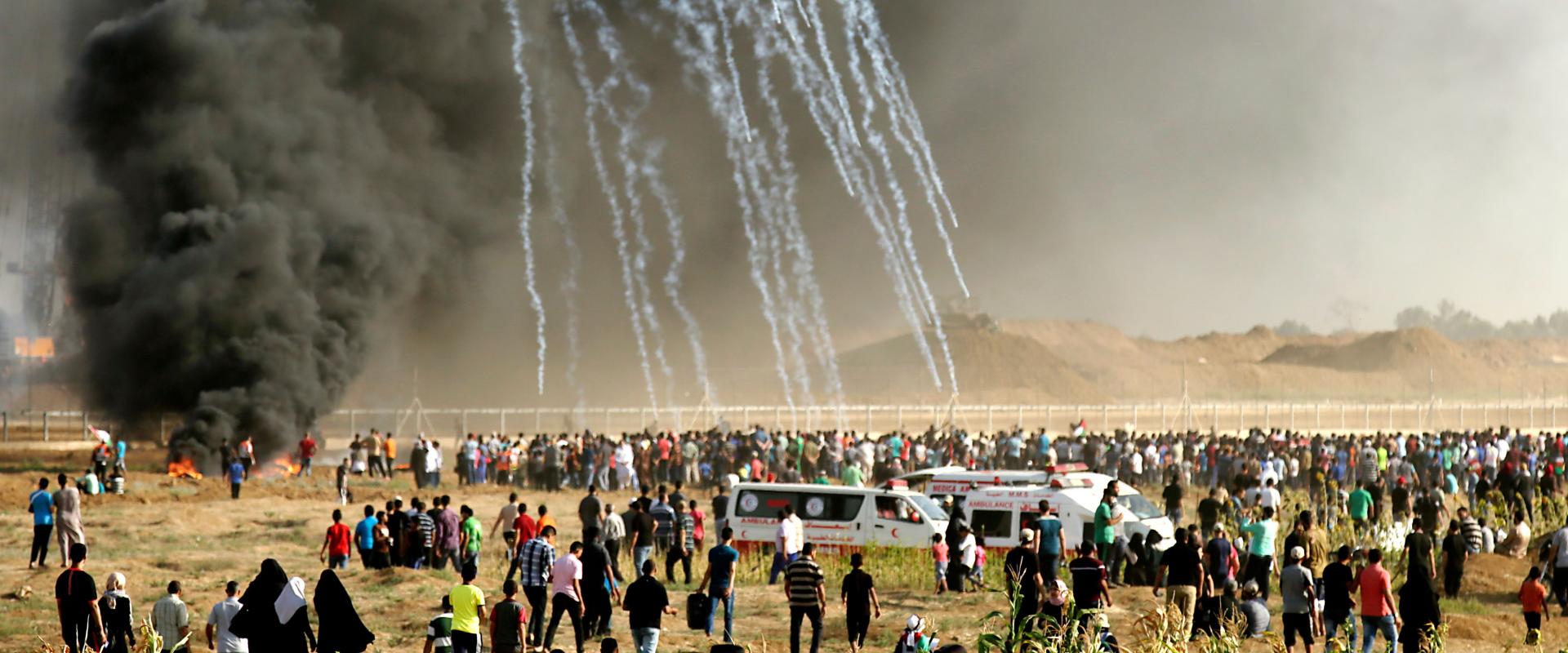 Des grenades lacrymogènes sont lancées par les forces israéliennes lors d’une manifestation palestinienne le long de la frontière entre la bande de Gaza et Israël, à l’est de la ville de Gaza. Des Palestinien·ne·s ont été tués ou grièvement blessés pendant cette manifestation, le 22 juin 2018