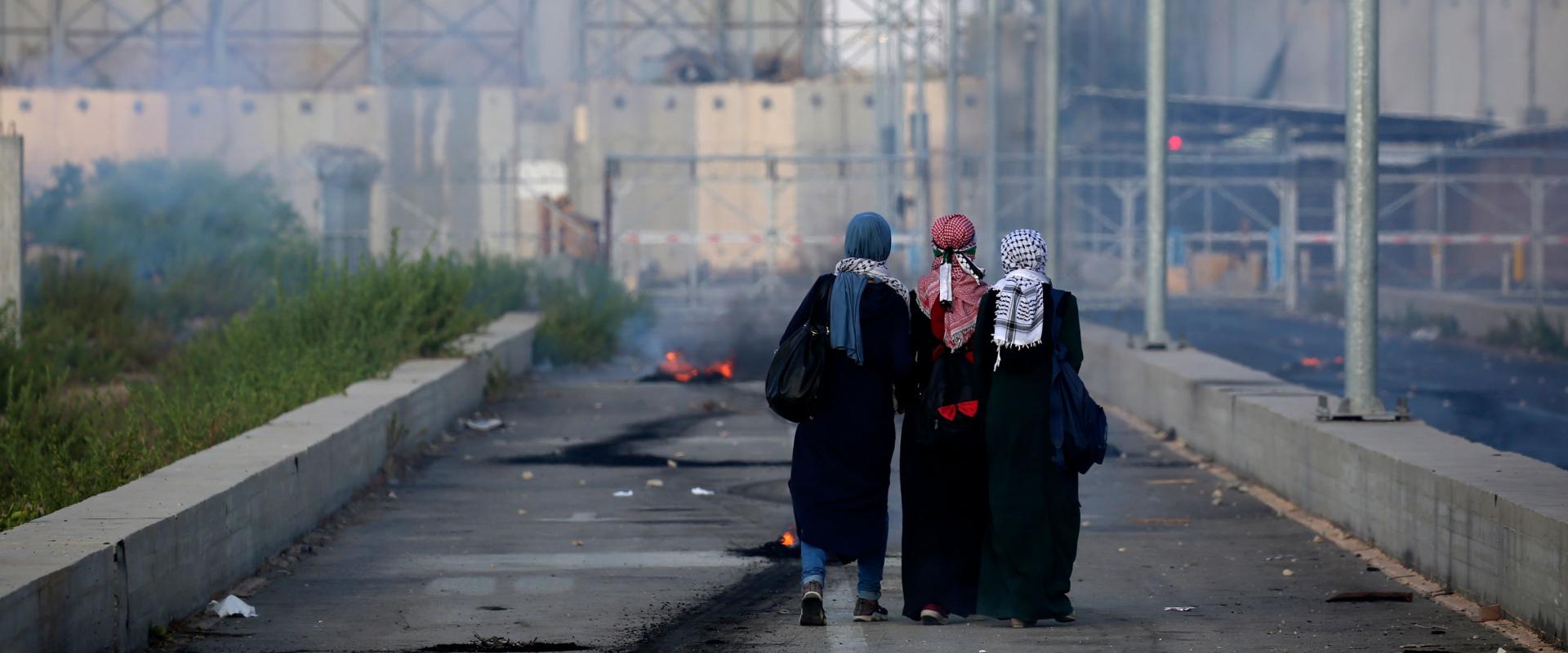 Des Palestiniennes se dirigent vers le poste-frontière d’Erez, seul point de passage ouvert aux personnes entre la bande de Gaza et Israël, pour participer à une manifestation dans le nord de la bande de Gaza, le 18 septembre 2018.