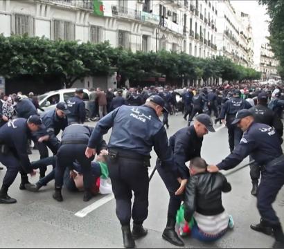 Des policiers algériens arrêtent des manifestants