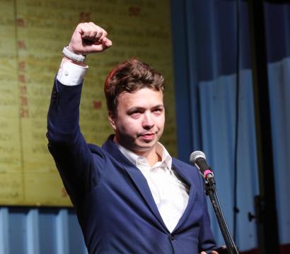 Raman Pratasevitch brandit un point lors d'un rassemblement en Pologne en 2020