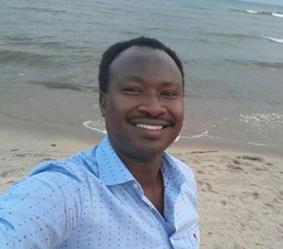 Germain Rukuki sur la plage