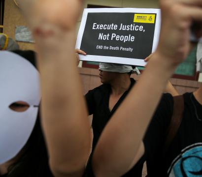 Une pancarte en anglais où y est inscrit «Execute Justice, Not People»