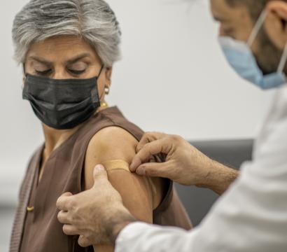 Une femme se fait vaccinnée