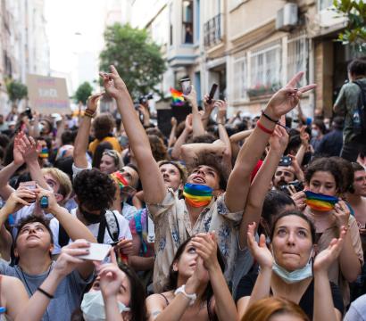 Des manifestant·e·s sont rassemblé·e·s lors de la marche de la fierté d'Istanbul 2021