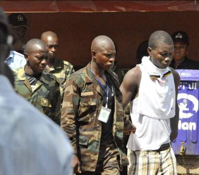Des militaires tiennent un homme 