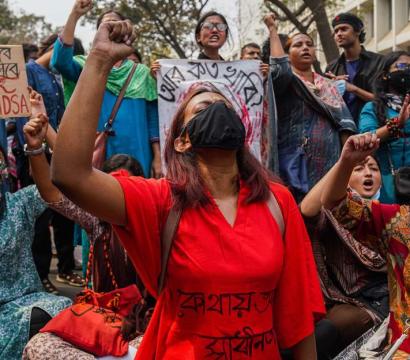 Des personnes manifestent au Bangladesh