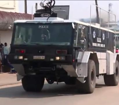 Un camion blindé passe sur une rue de l'Eswatini