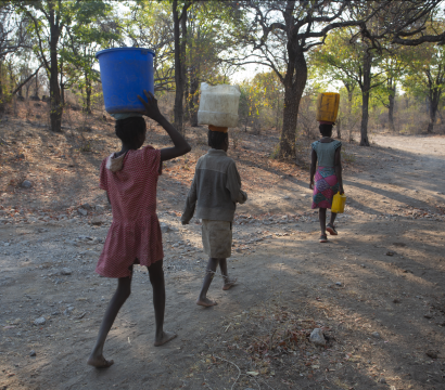 Des porteuses d'eau sur une route