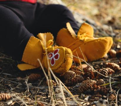 Des pieds d'enfants dans des mocassins