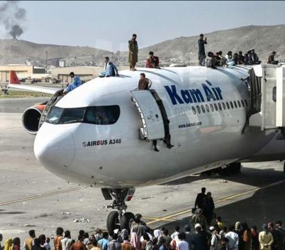 Des personnes essaient de fuir à l'aéroport