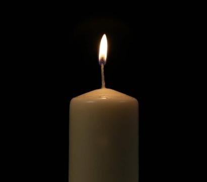 Chandelle sur fond noir. 