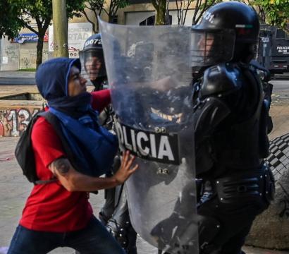 Manifestant contre policier