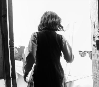 une petite fille irakienne quittant un bâtiment 