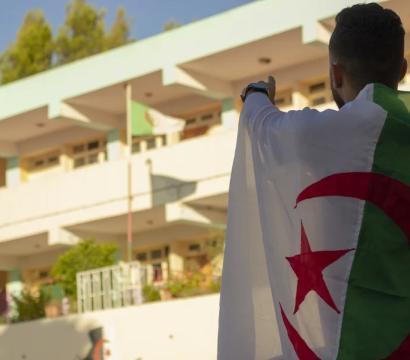 Un algérien portant le drapeau de son pays