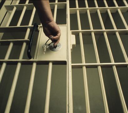 Main qui ferme cellule de prison