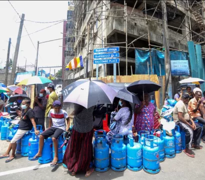 Personnes assises sur des bouteilles de gaz