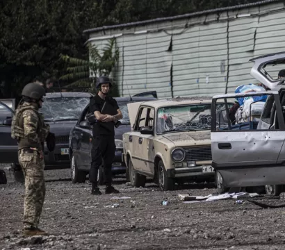 Des voitures accidentées et un soldat