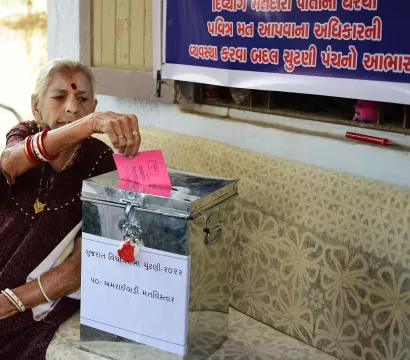 Une madame qui vote en Inde