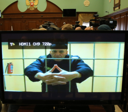 L'image d'Alexeï Navalny en prison est diffusée sur un écran lors d'un procès