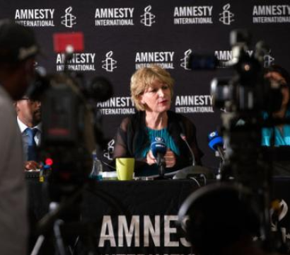 Agnès Callamard qui parle devant des caméras