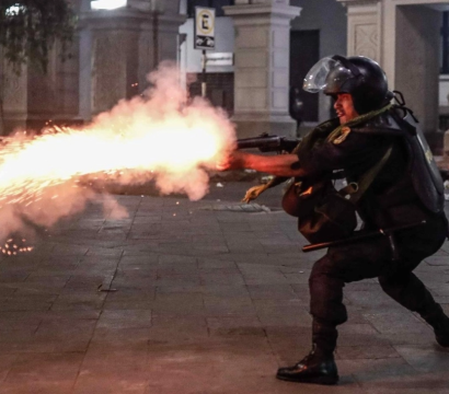 Un policier avec un fumigène