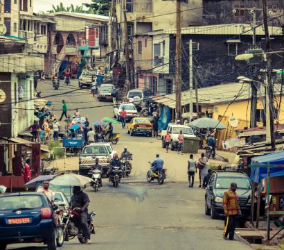 Une rue du Cameroun avec des voitures et des piétons