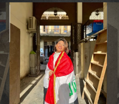 Tiba Ali avec un drapeau autour d'elle