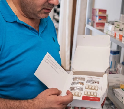 Une personne tient une boite de médicaments 
