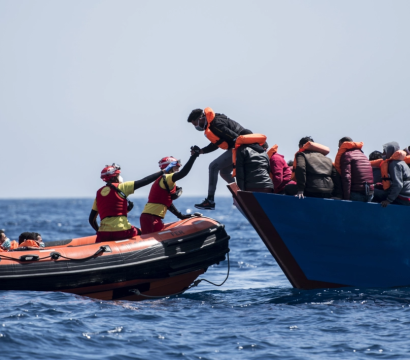 Des sauveteurs et des migrants en mer Méditerranée