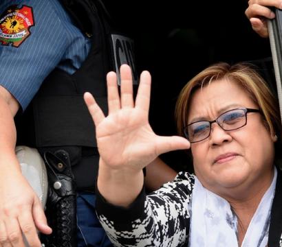 Leila de Lima fait un geste d'au revoir