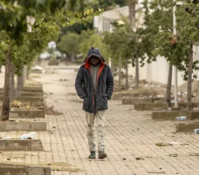 une personne marche seule 