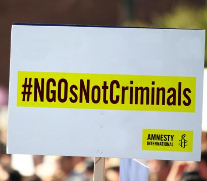 pancarte avec écrit #NGOsNotCriminals