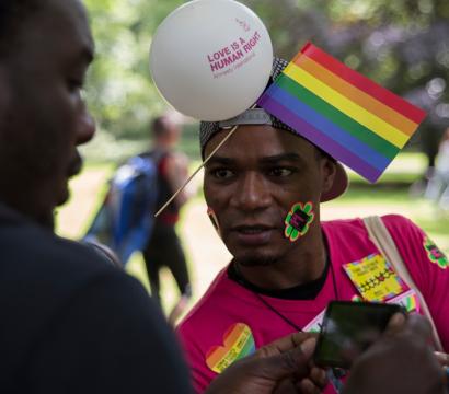 Homme avec un drapeau LGBTI