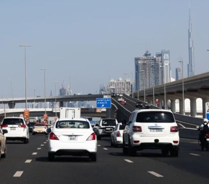 Des voitures sur une autoroute 