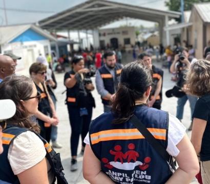 Groupe de personnes a la frontière mexiquaine