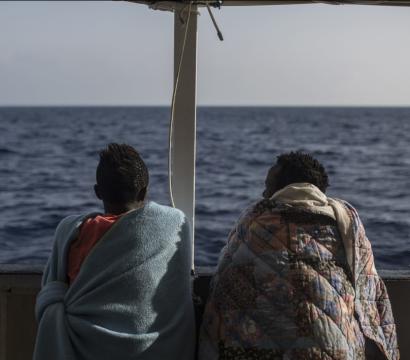 Deux hommes sur un bateau