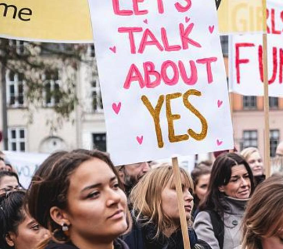 Des femmes avec des affiches