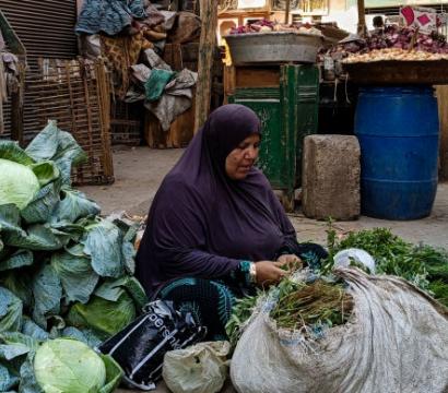 Femme dans un marché égyptien