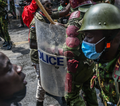 Des policiers kenyans interviennent lors d'une manifestation contre les hausses d'impôts prévues dans le projet de loi de finances 2024, alors que les manifestants se dirigent vers le bâtiment du parlement à Nairobi, au Kenya, le 25 juin 2024.