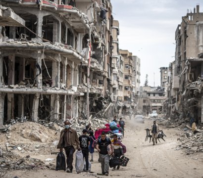 KHAN YUNIS, GAZA - 07 AVRIL : Certains résidents palestiniens commencent à retourner chez eux après le retrait d'Israël qui a laissé derrière lui une énorme destruction à Khan Yunis, Gaza, le 07 avril 2024. Des semaines d'attaques israéliennes ont transformé les bâtiments de la ville en tas de décombres et de cendres.