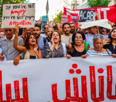 Des dizaines de manifestants se dirigent avec des banderoles vers le théâtre municipal sur l'avenue Habib Bourguiba, appelant à l'État de droit, à la protection des droits et des libertés, à l'annulation des décrets répressifs et à la liberté d'expression à Tunis, Tunisie, le 13 septembre 2024.