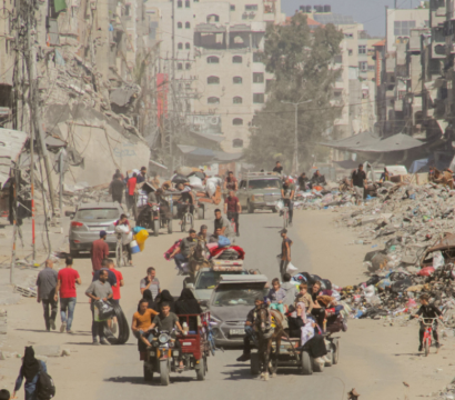 Des Palestiniens transportent leurs effets personnels alors qu'ils fuient les zones situées au nord de la ville de Gaza, dans le nord de la bande de Gaza, le 12 octobre 2024.