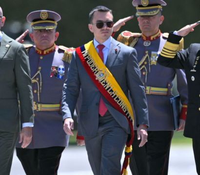 Le président Noboa est entouré de soldats, le salutant. 
