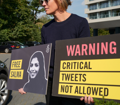 Une femme tient une pancarte "Free Salma" dans la main droite, et "Critical tweets not allowed" dans la main gauche