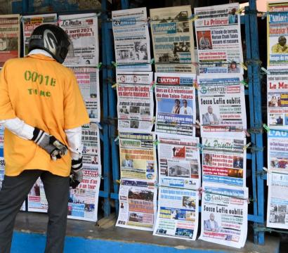 Homme dans un kiosque à journaux