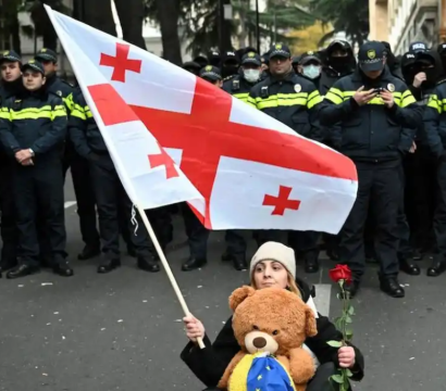Femme avec un drapeau de Géorgie 