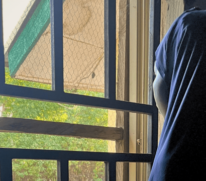 femme regarde par la fenetre